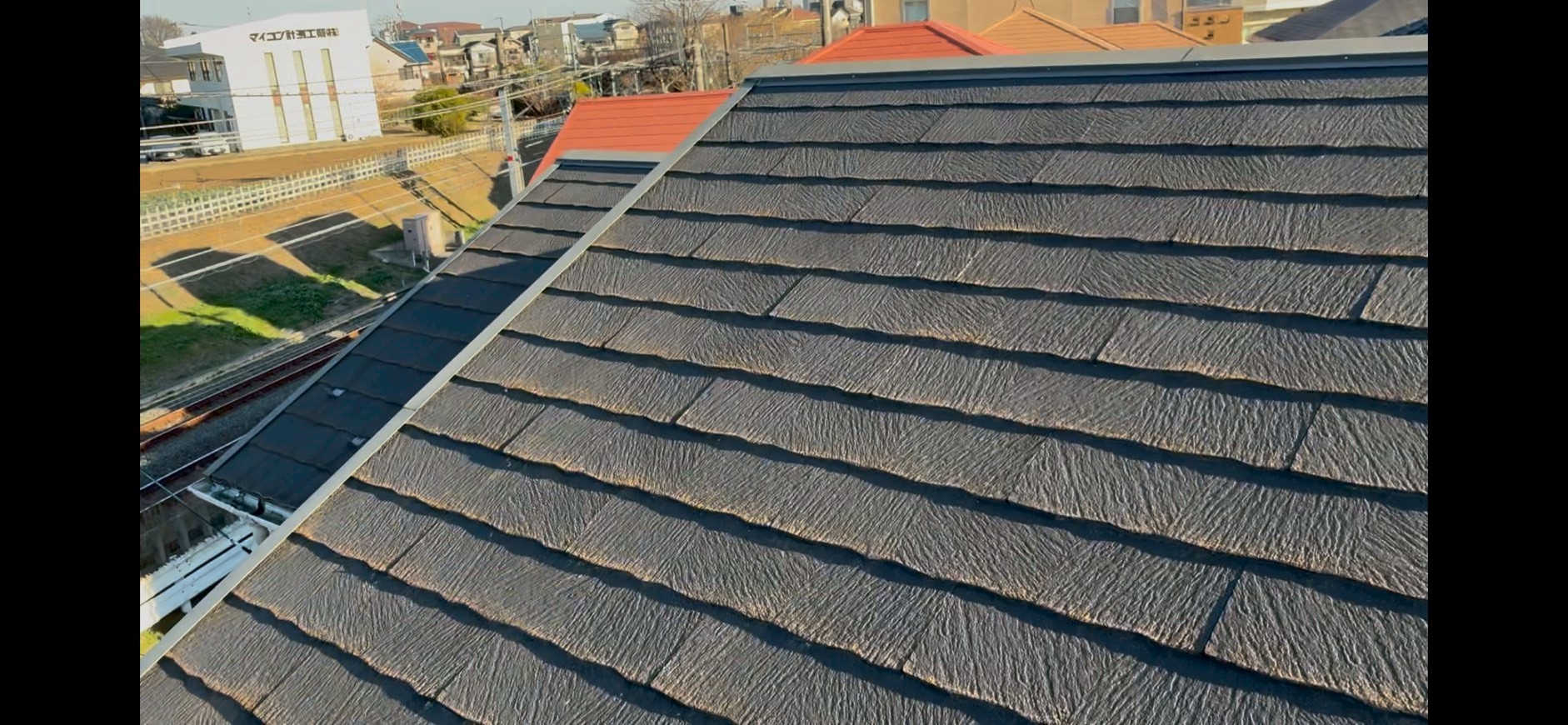 苔が生えているスレート屋根